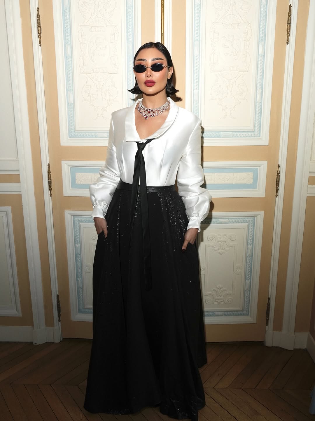 ريم السويدي تعيد تعريف كلاسيكية "الأبيض والأسود"