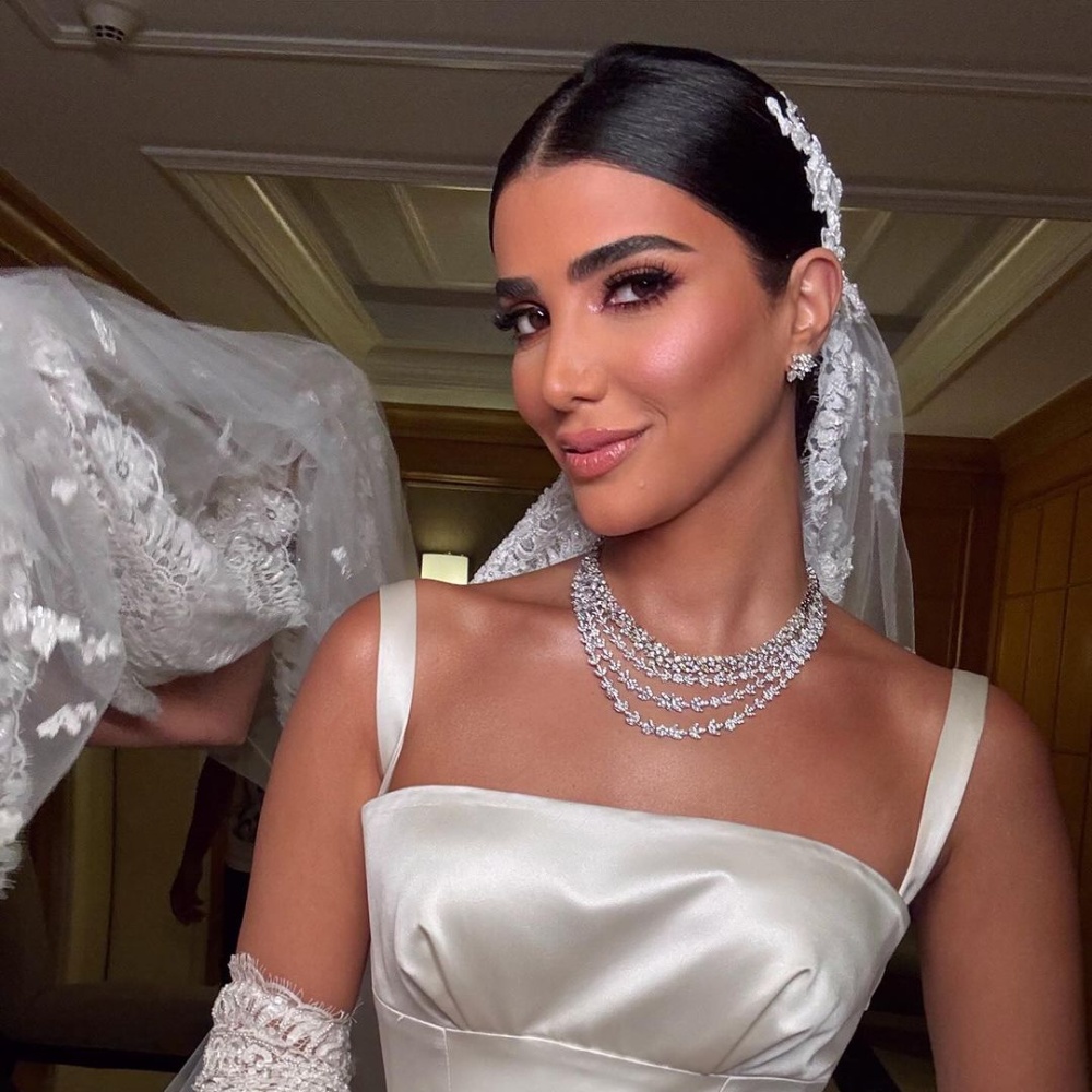 ريم سامي زينت تسريحتها بإكسسوار من الحبيبات اللامعة