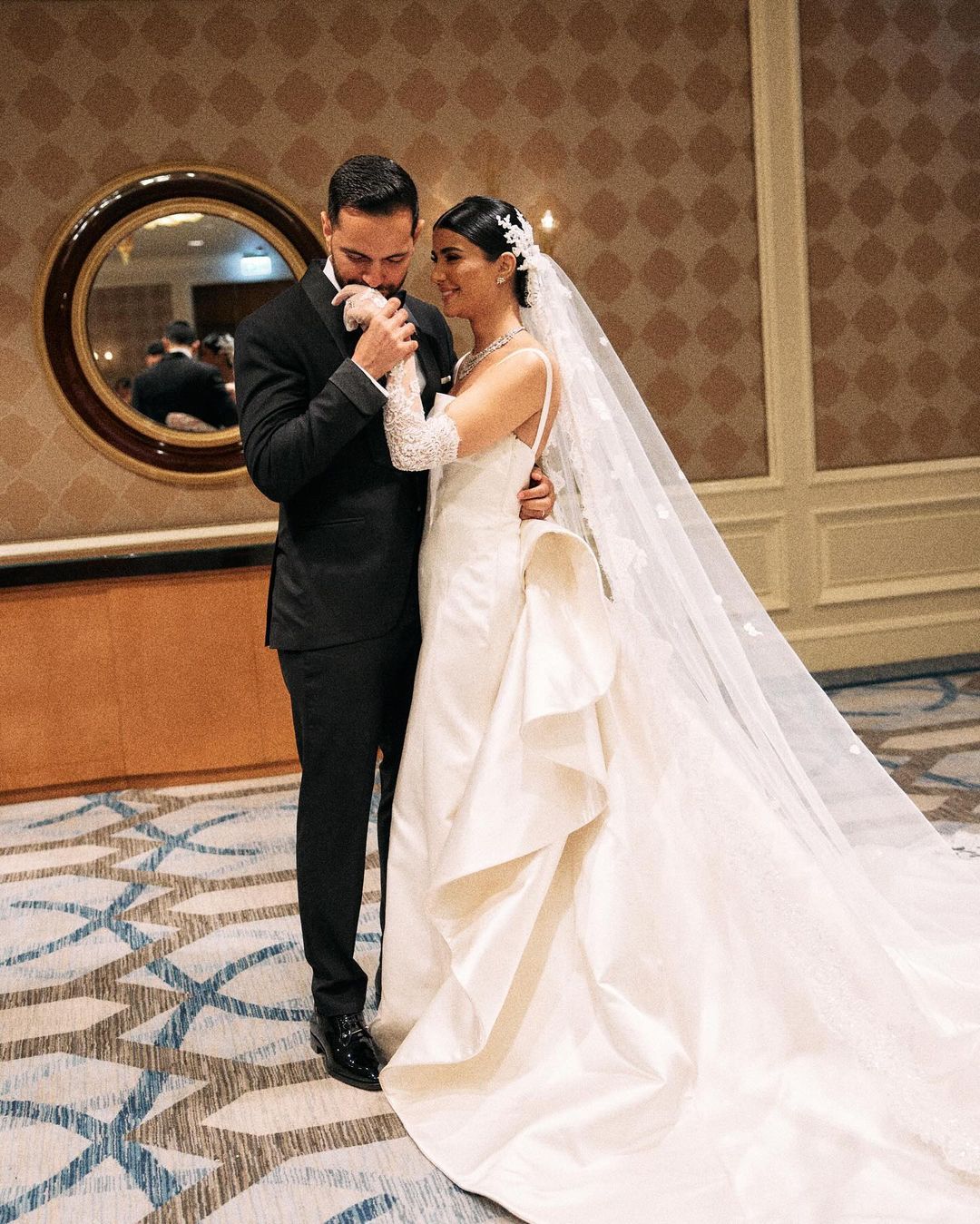 ريم سامي مع زوجها خلال حفل زفافها