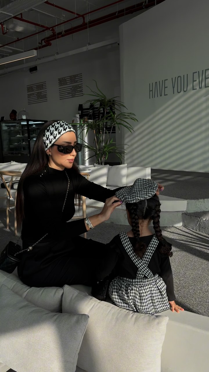  رينيه إطلالة متناغمة مع آيلا من بنطلونا مريحا باللون الأسود مع بلوفر أسود