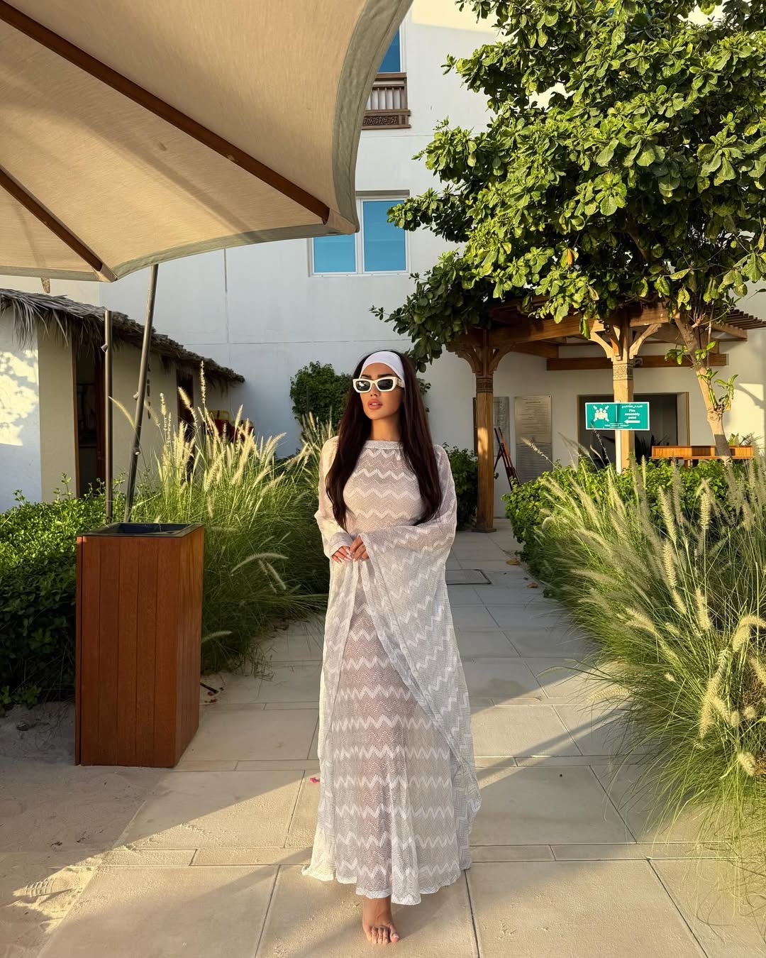رينيه فرح بصيحة الفستان الفضفاض باللون الأبيض من Missoni