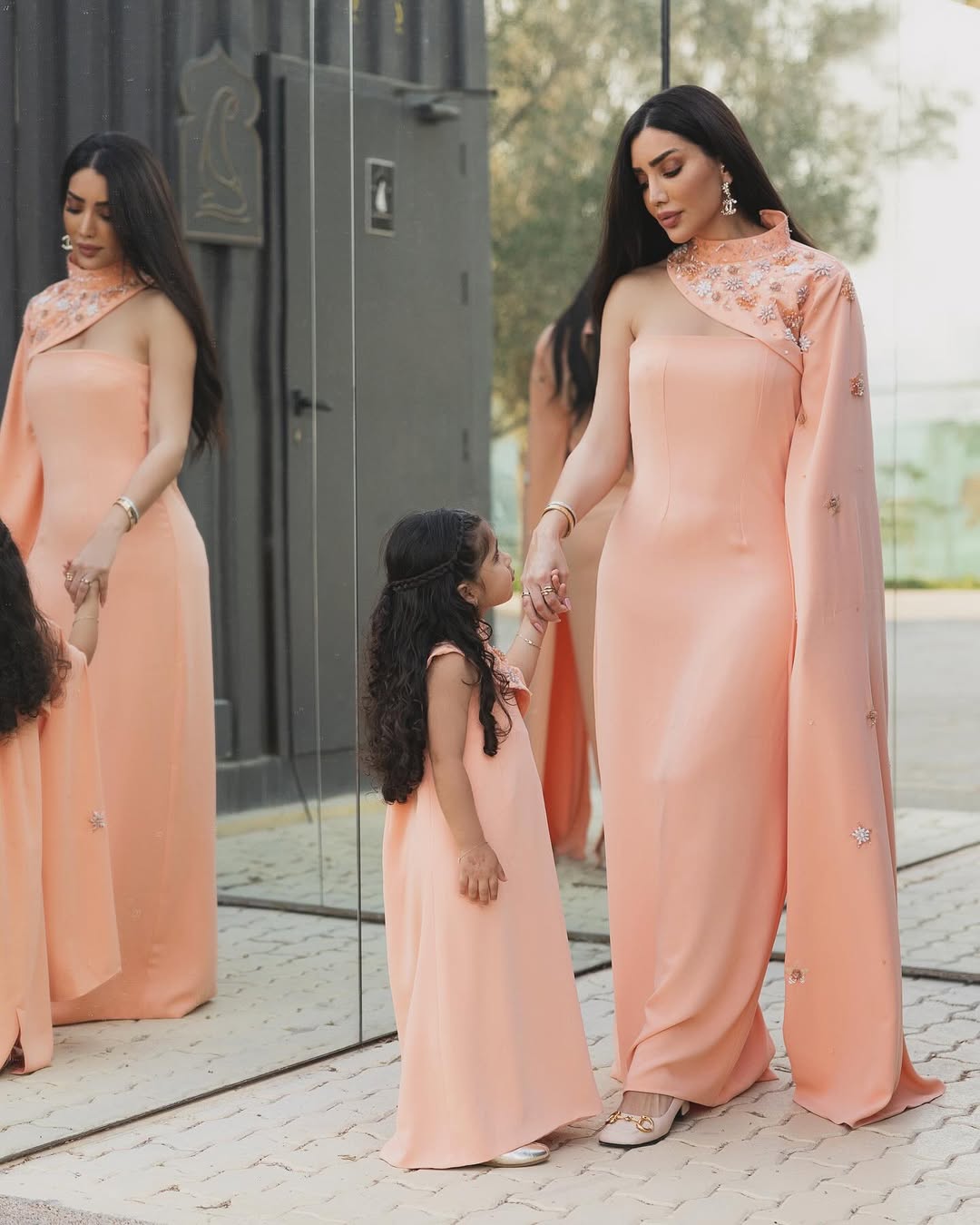 رينيه فرح بفستان سترابلس طويل ومستقيم باللون السيمون