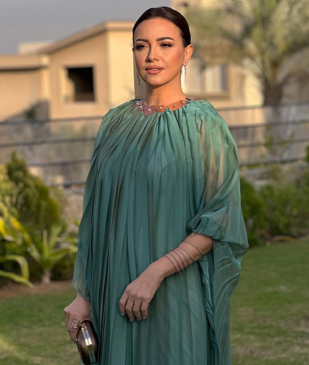  ريهام بالفستان الفضفاض باللون الأخضر الداكن