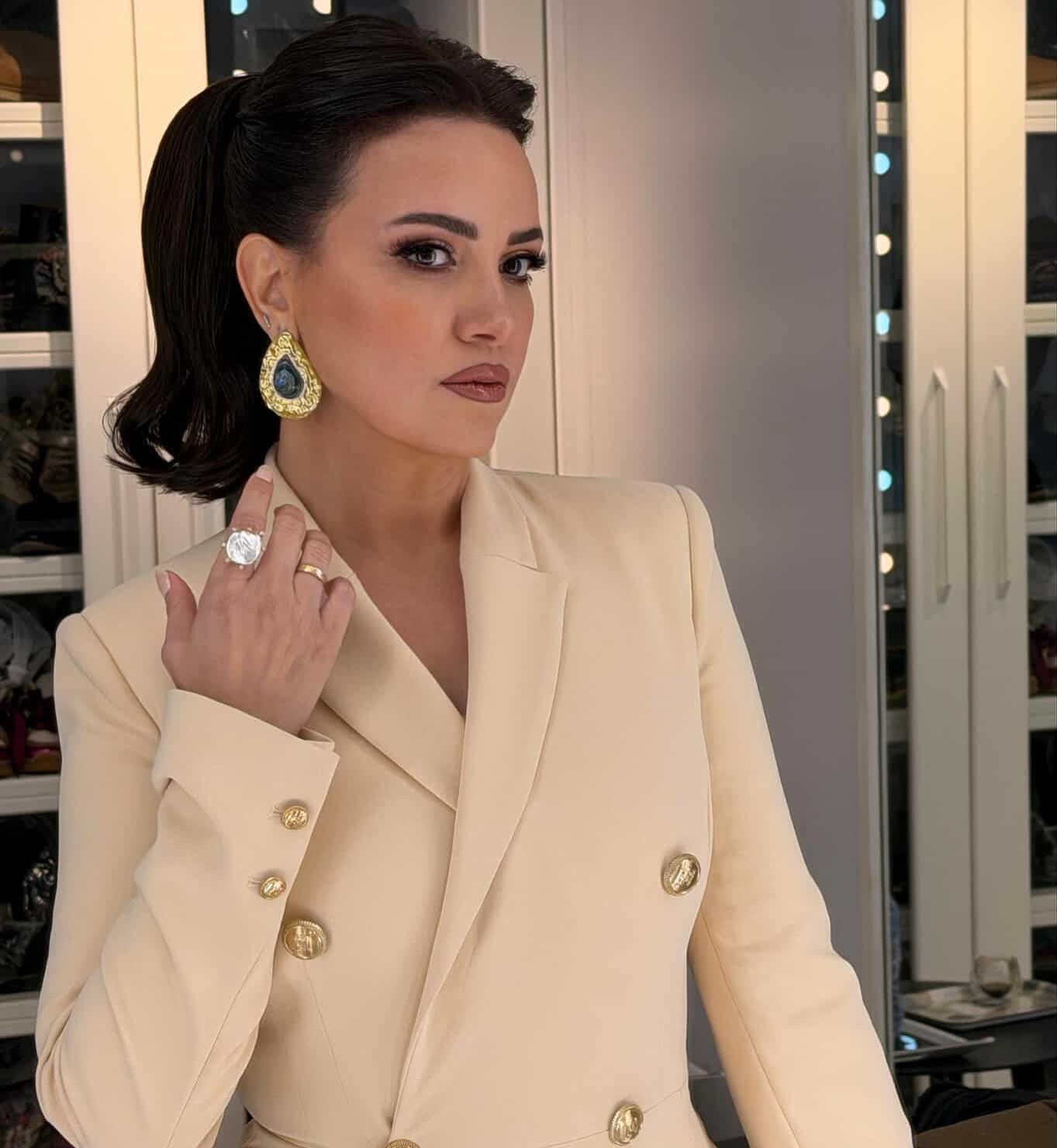 ريهام عبد الغفور بأقراط وخاتم كبيريّ الحجم من الألماس والأحجار الكريمة الملونة