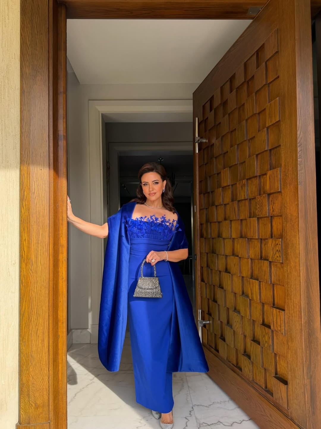 ريهام عبدالغفور بفستان سهرة طويل باللون الأزرق الملكي