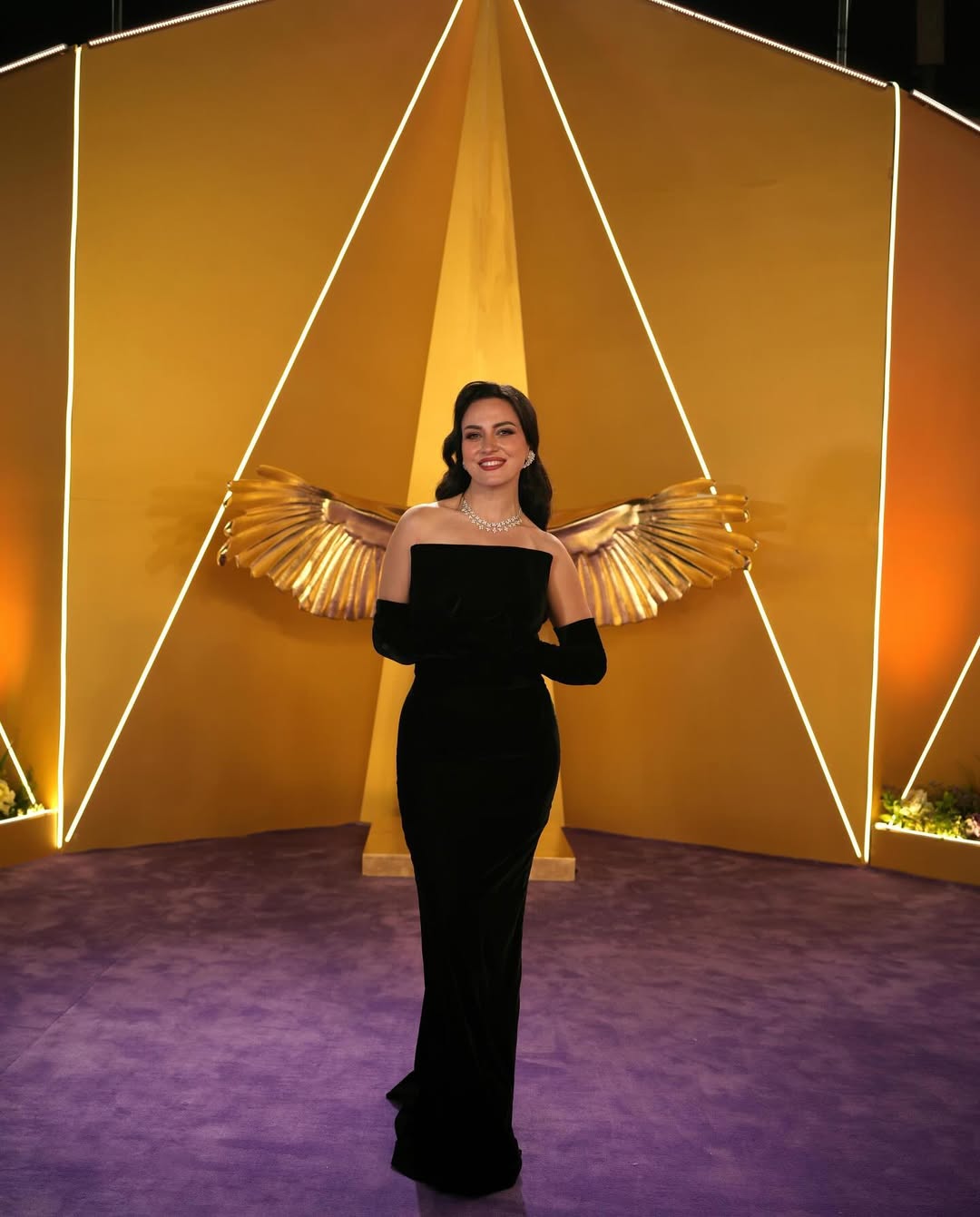 ريهام عبدالغفور بفستان سهرة فاخر من المخمل الأسود