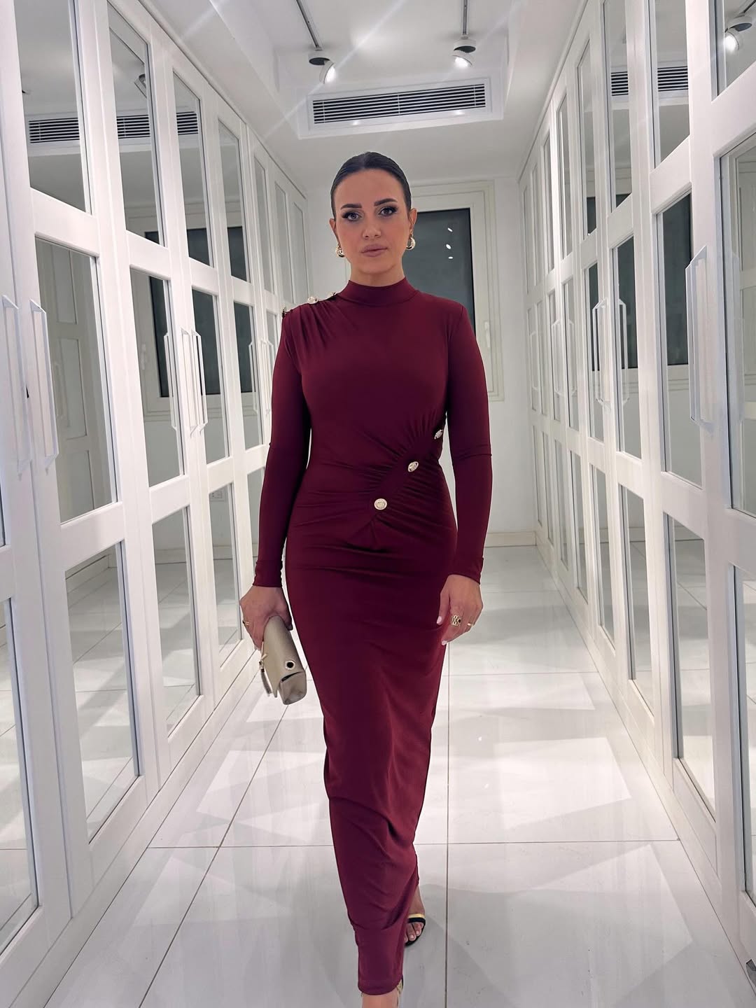 ريهام عبدالغفور ترتدي فستانا طويلا باللون البرغندي