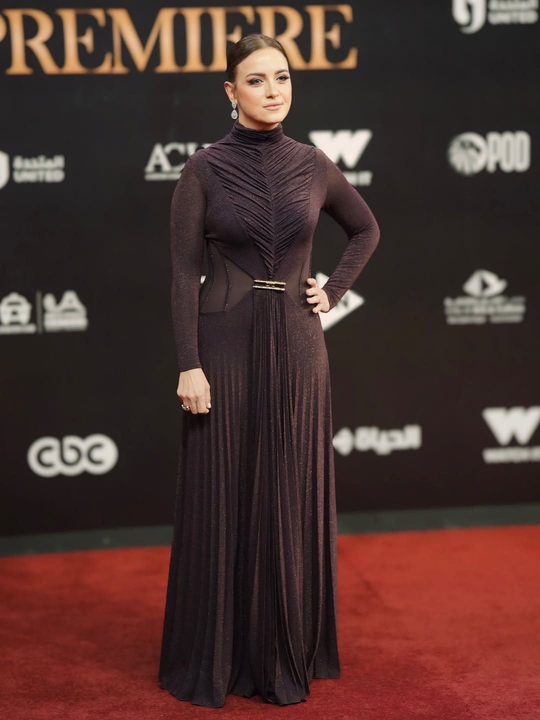  ريهام عبدالغفور ترتدي فستانا طويلاً باللون البني