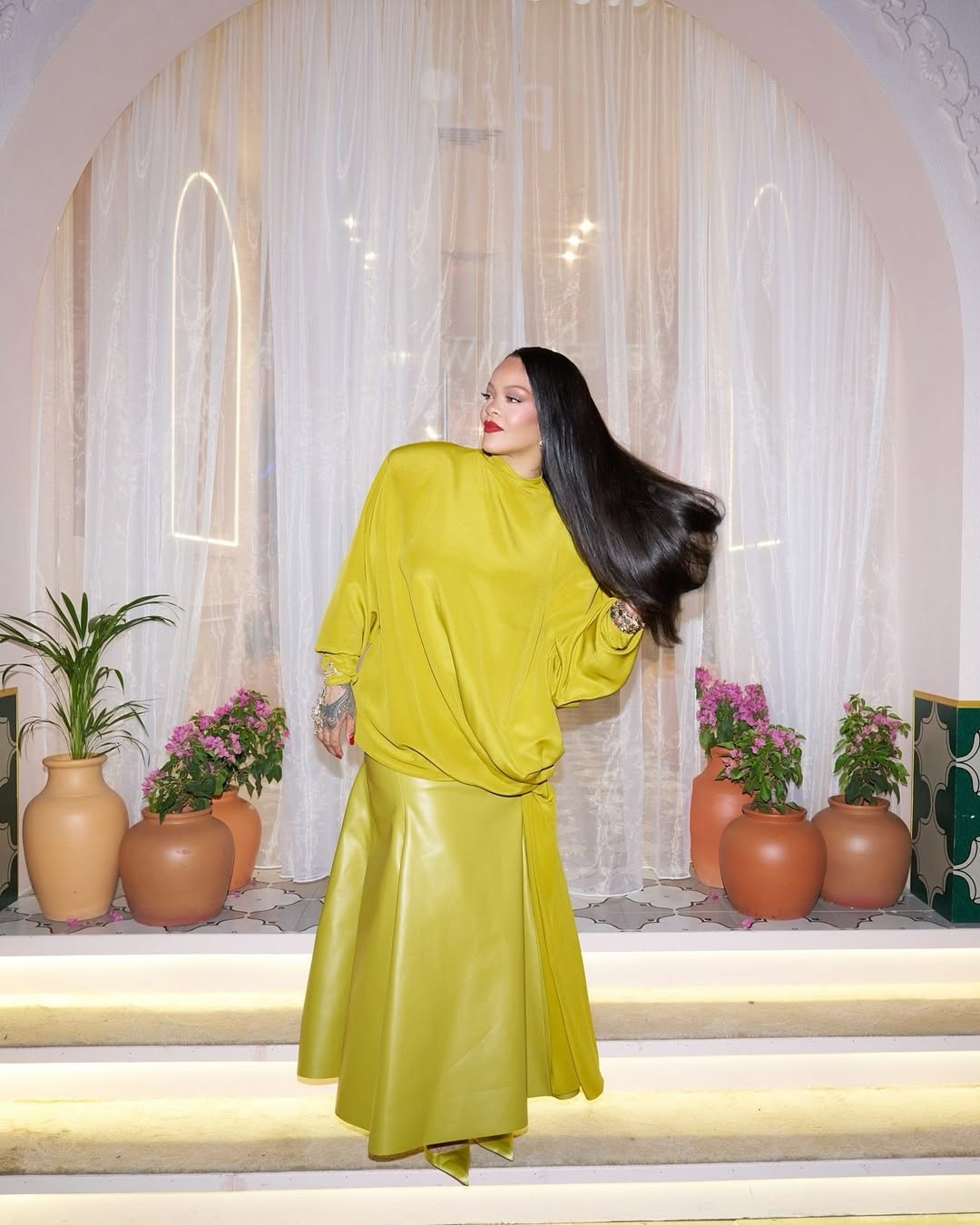 ريهانا بالحذاء الحريري المدبب 