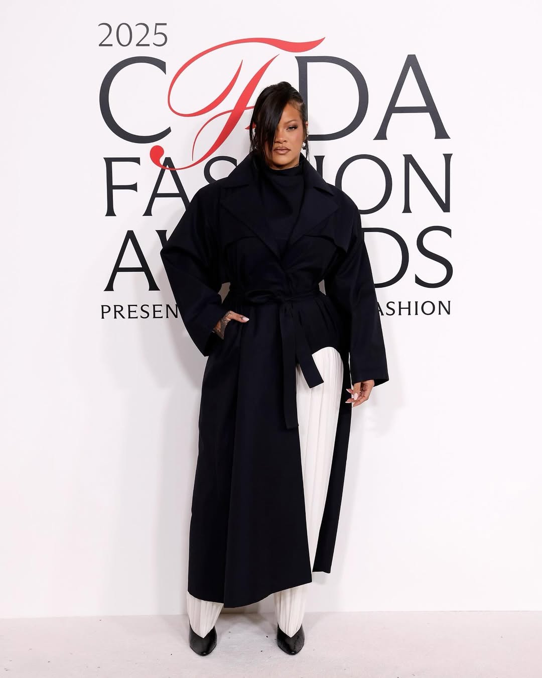  ريهانا ببنطال واسع باللون الأبيض معطف الترنش الطويل باللون الأسود