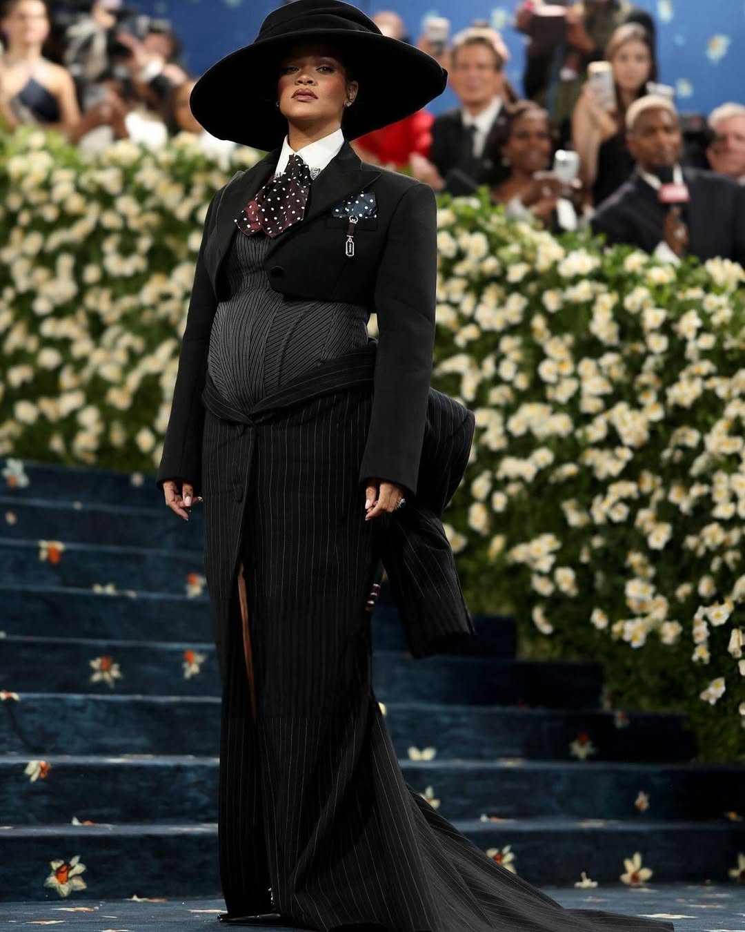  ريهانا بزي مبتكر مستوحى من البدلة،