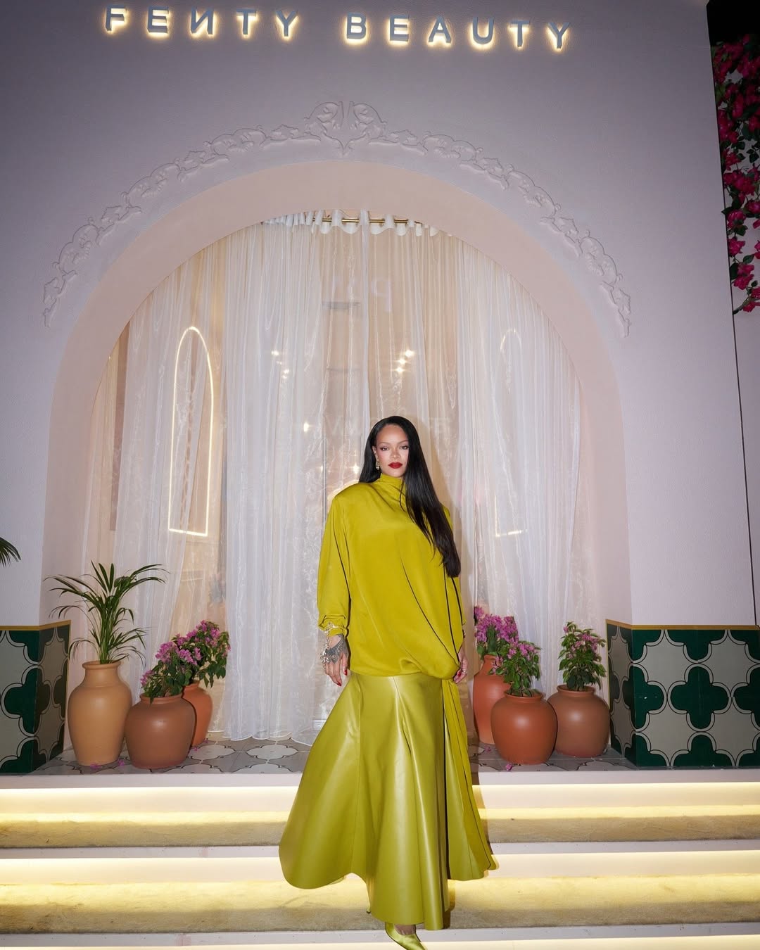 ريهانا بزي مونوكروم باللون الأصفر حملت توقيع دار Mugler