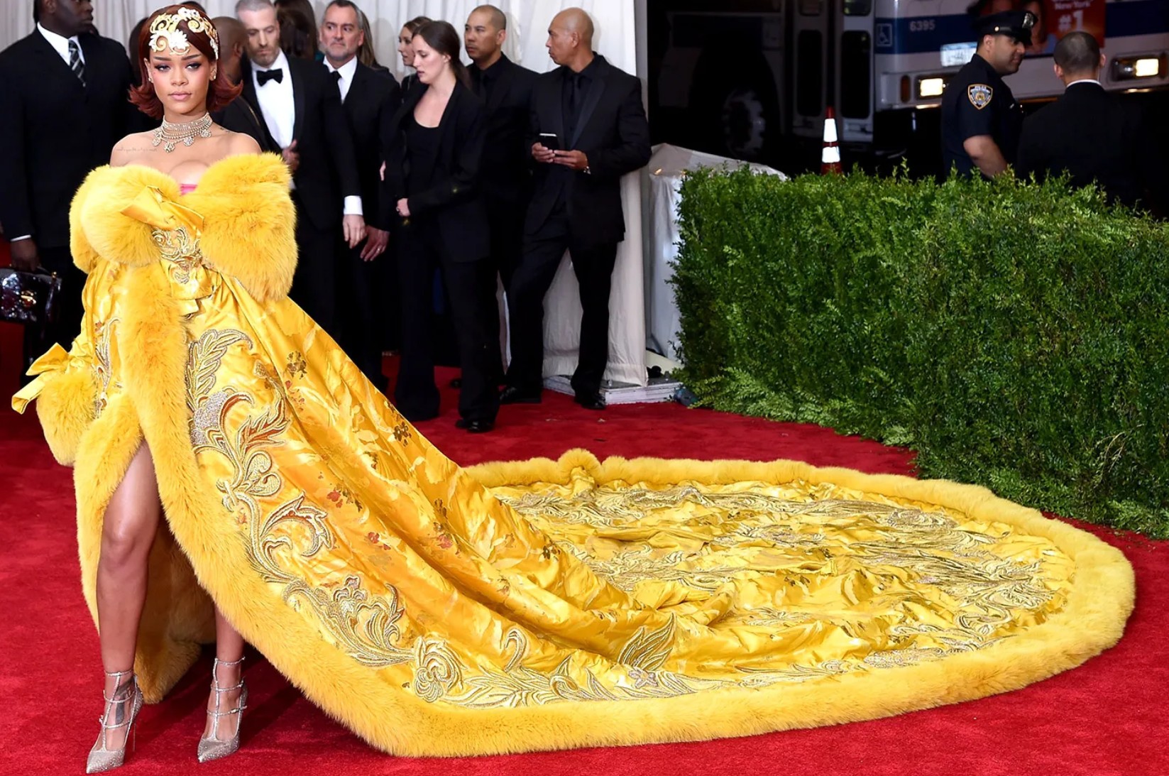 ريهانا بفستان أصفر أيقوني من حفل Met Gala