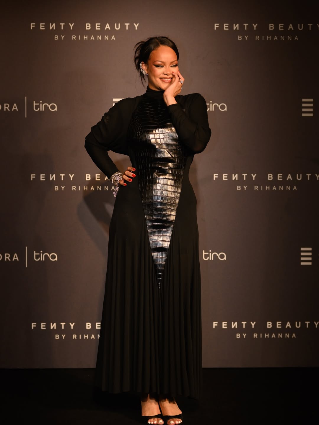 ريهانا بفستان طويل من توقيع ماركة Alaia بقصة محتشمة