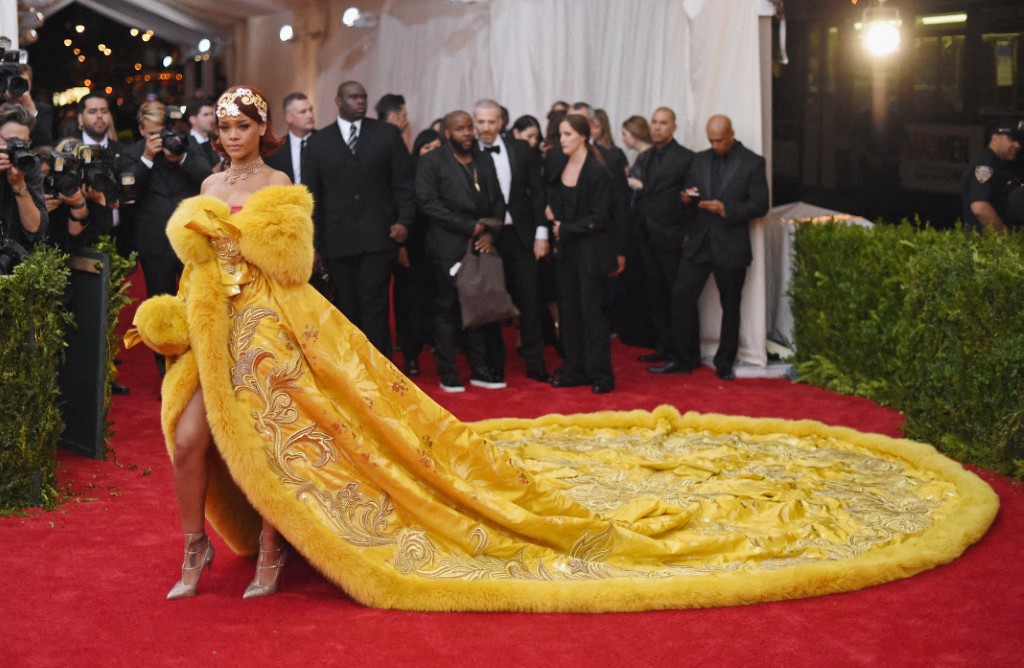 ريهانا في Met Gala 2015 بفستان من Guo Pei