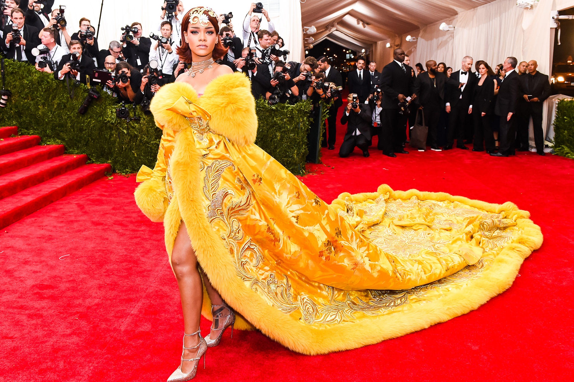 اطلالة Rihanna بتصميم مشرق