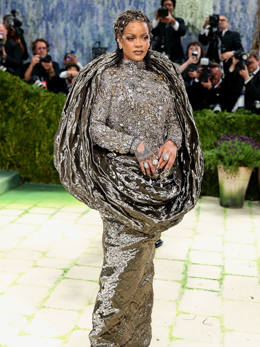أظافر Rihanna بلمسة “الـLiquid Metal” الجريئة من OPI في Met Gala 2026