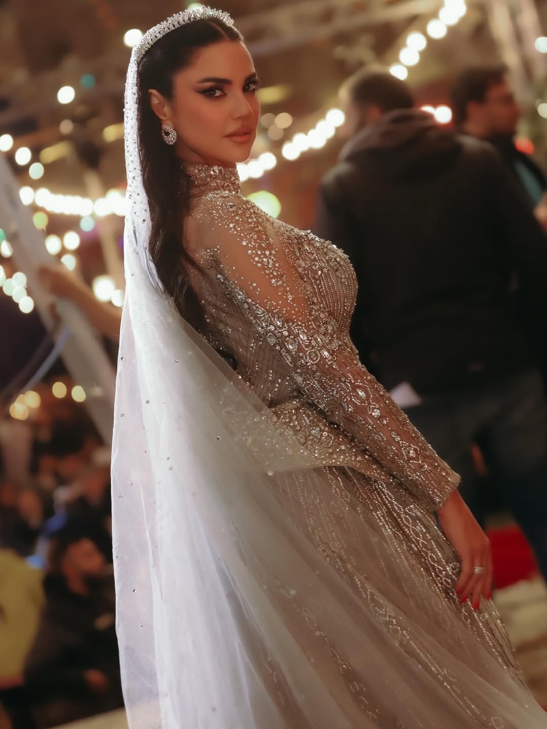 زادت الطرحة الطويلة المطرزة من فخامة التصميم