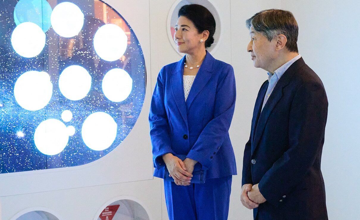 زار الإمبراطور ناروهيتو والإمبراطورة ماساكو معرض أوساكا للذكاء الاصطناعي