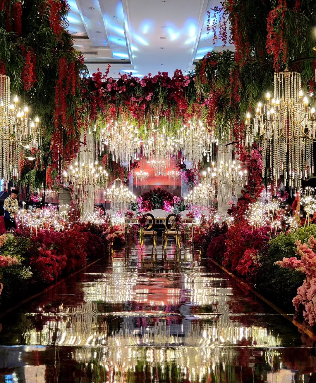 زبنة الورود الحمراء مع خليط ألوان - الصورة من AMAZING DECOR JKT