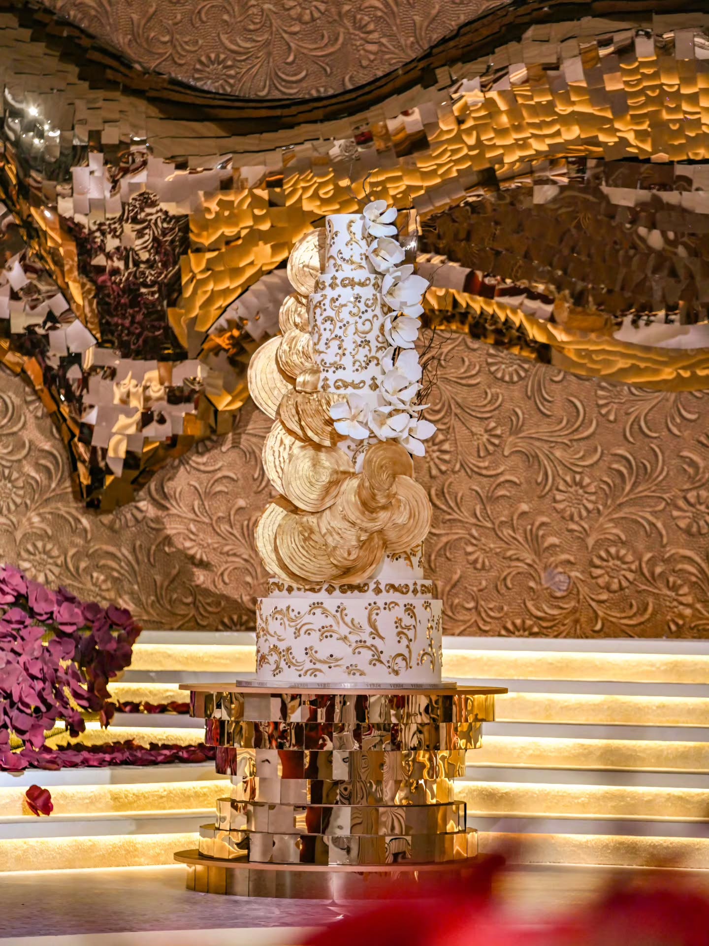 زخرفات مميزة تناسبت مع ديكور الحفل