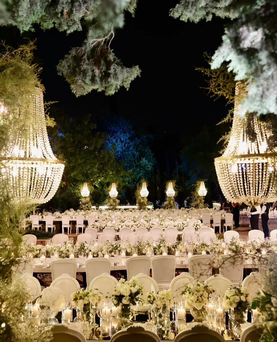 زفاف خريفي في الهواء الطلق باللون الأبيض