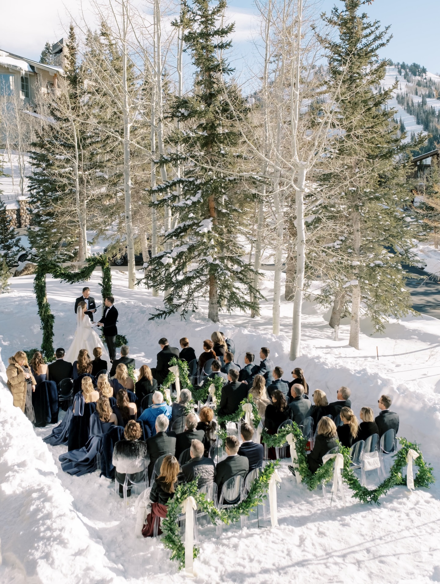 زفاف على الثلج ووسط الغابة