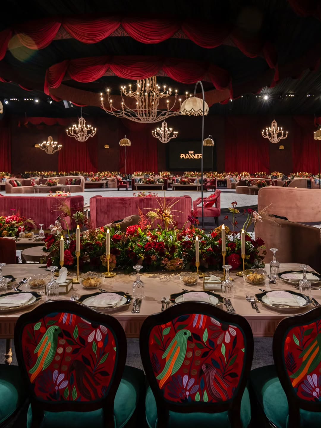 زفاف يدمج بين اللونين الأحمر والزهري