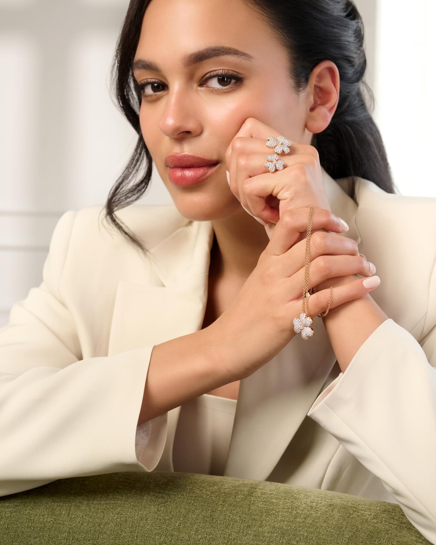 مجوهرات من مجموعة زهرة الخلود The Flower of Eternity مرصّعة بالألماس