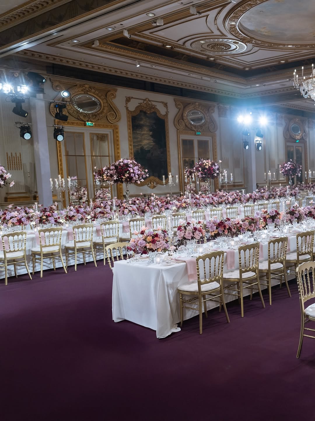 زهور الزفاف الوردية- الصورة من Chic Planner