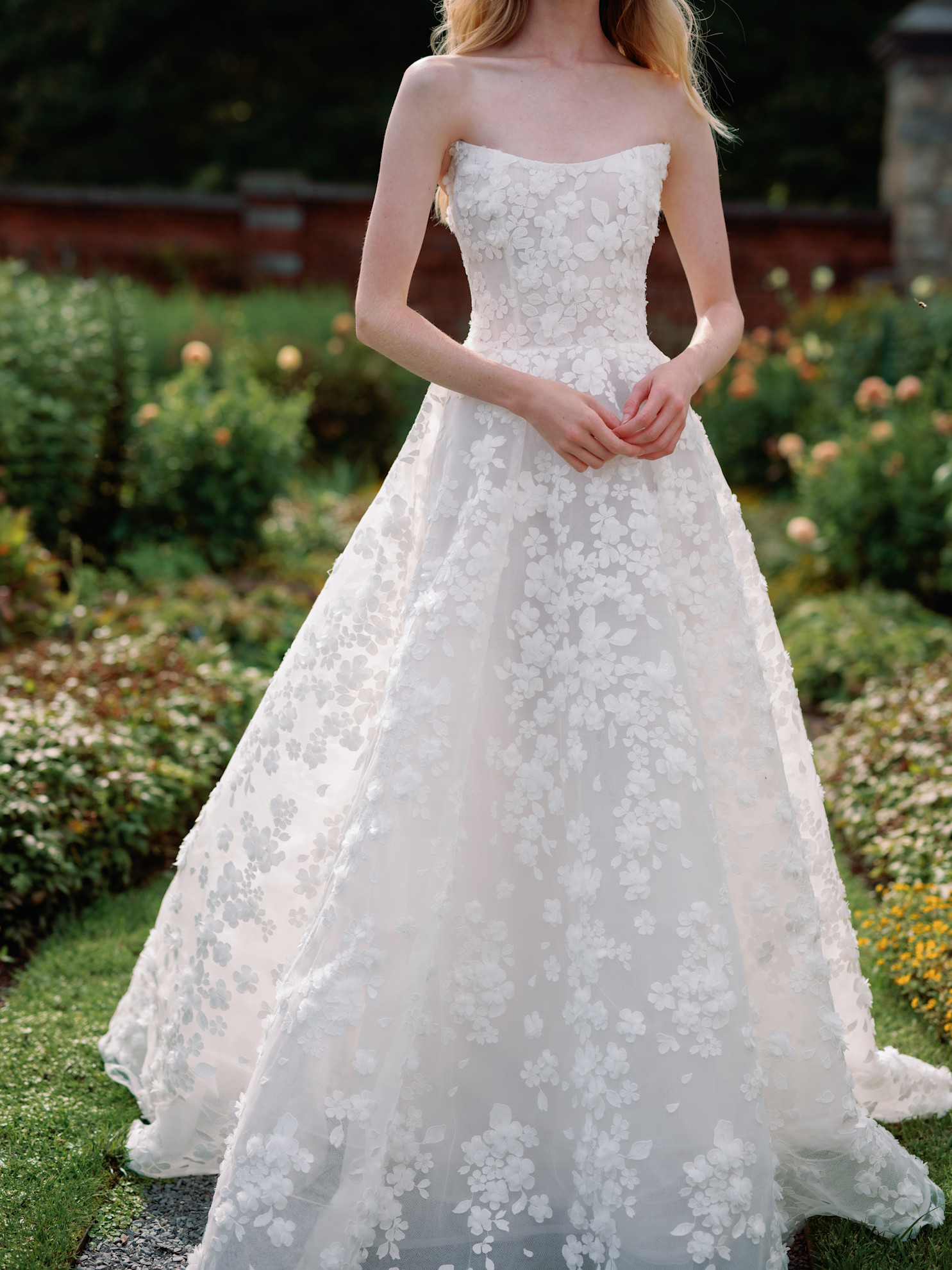 زهور ناعمة تزيّن فساتين زفاف ساريه نوري