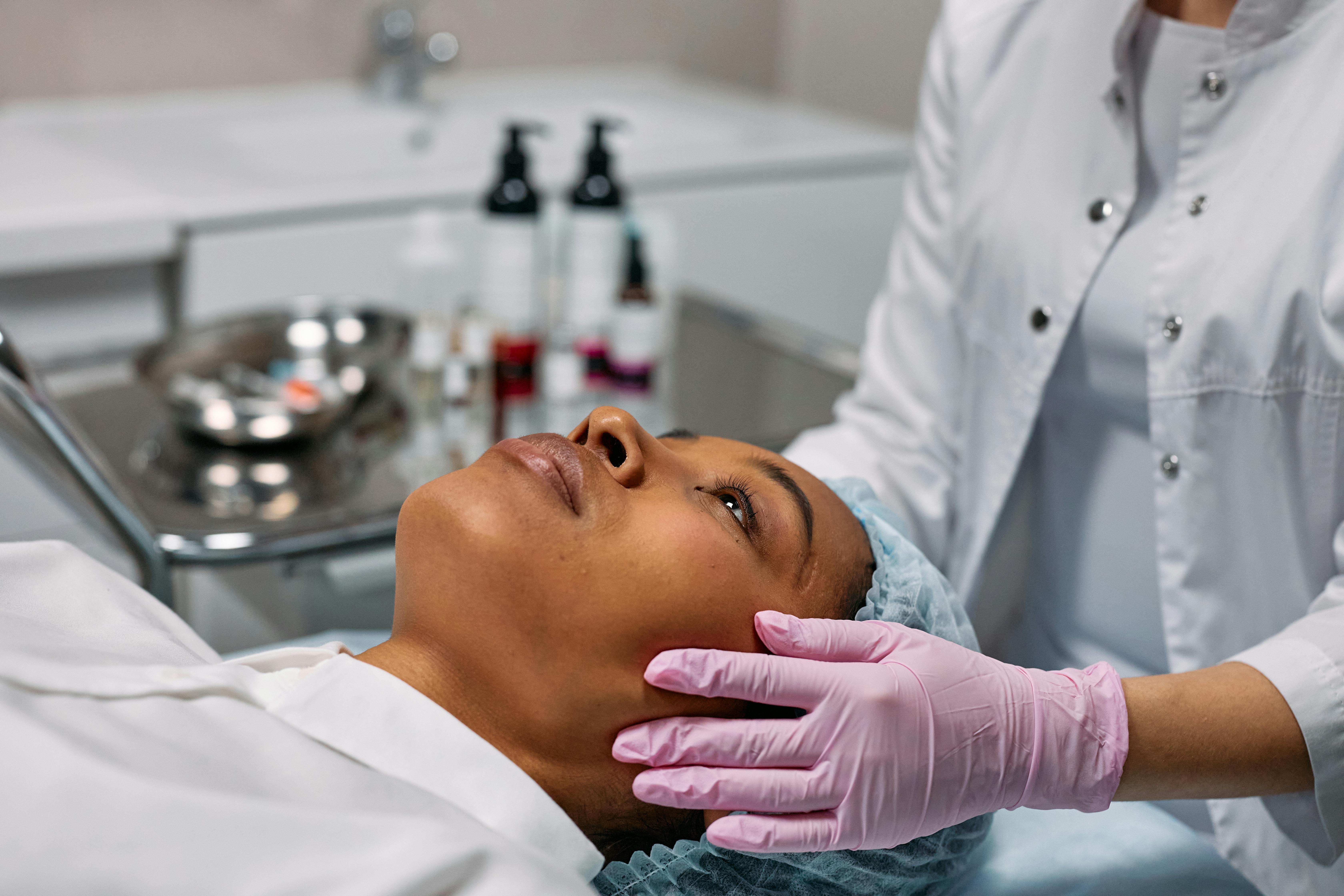زيارة السيدات لعيادة التجميل من الأمور الرائجة (1)