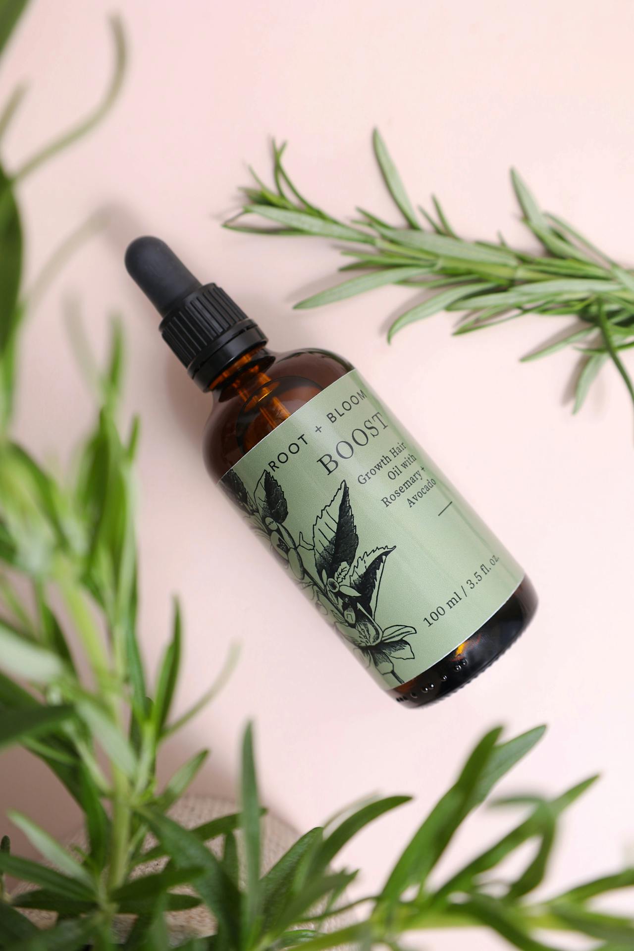 زيت إكليل الجبل أحد الزيوت الطبيعية الفعالة لاستعادة حيوية الشعر المصبوغ