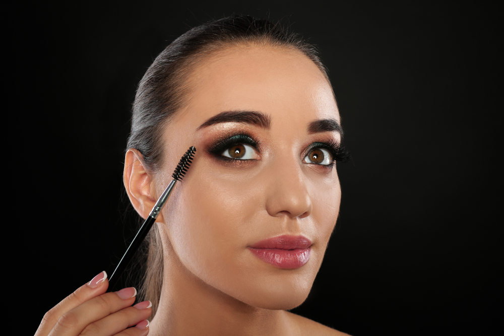 زيت الخروع من أشهر الزيوت لتكثيف الحواجب والرموش