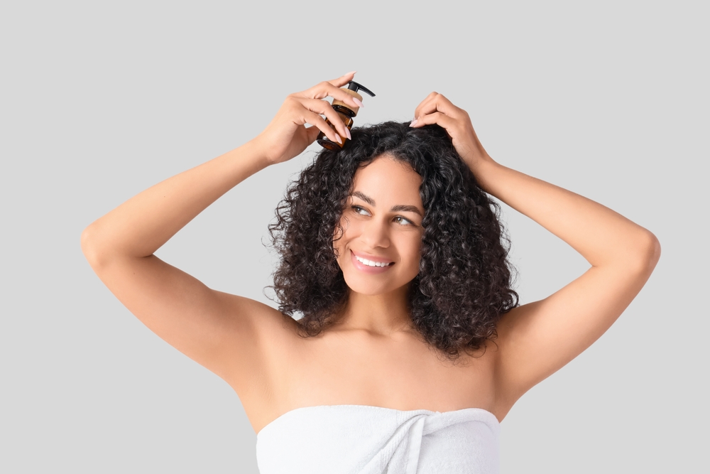 زيت الخروع يساعد على ترطيب فروة الرأس