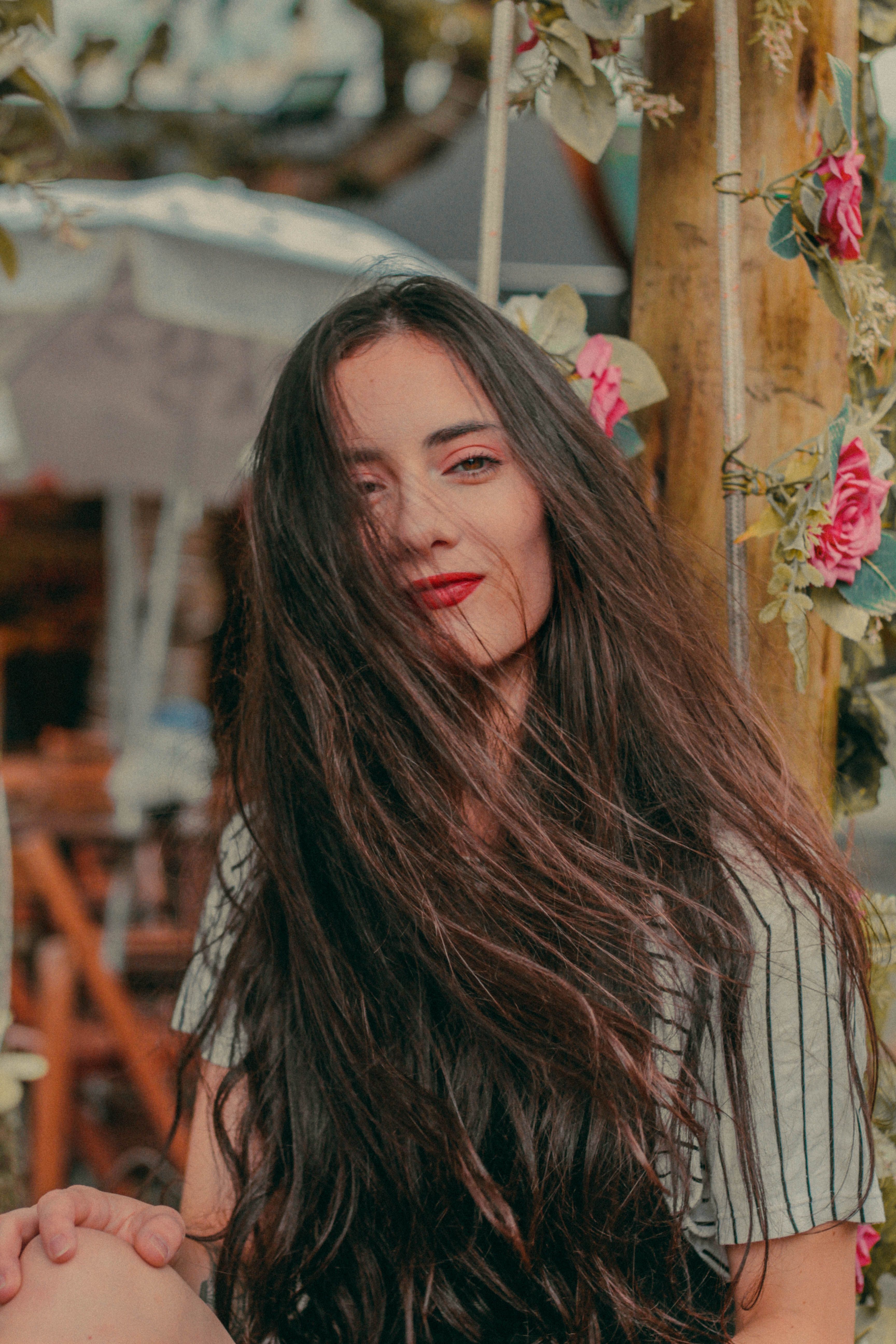 زيت الخروع يساعد على جعل الخصلات تبدو أكثر امتلاءً ولمعاناً