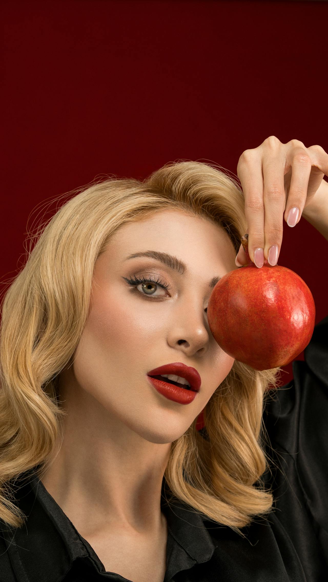 زيت الرمان المستخرج من حباته الياقوتية يعادل مصل الكولاجين الباهظ الثمن لإطلالة مشرقة