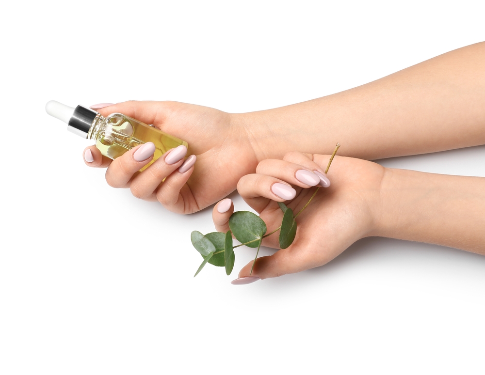 زيت الزيتون أم زيت جوز الهند.. أيهما أفضل لتقوية الأظافر