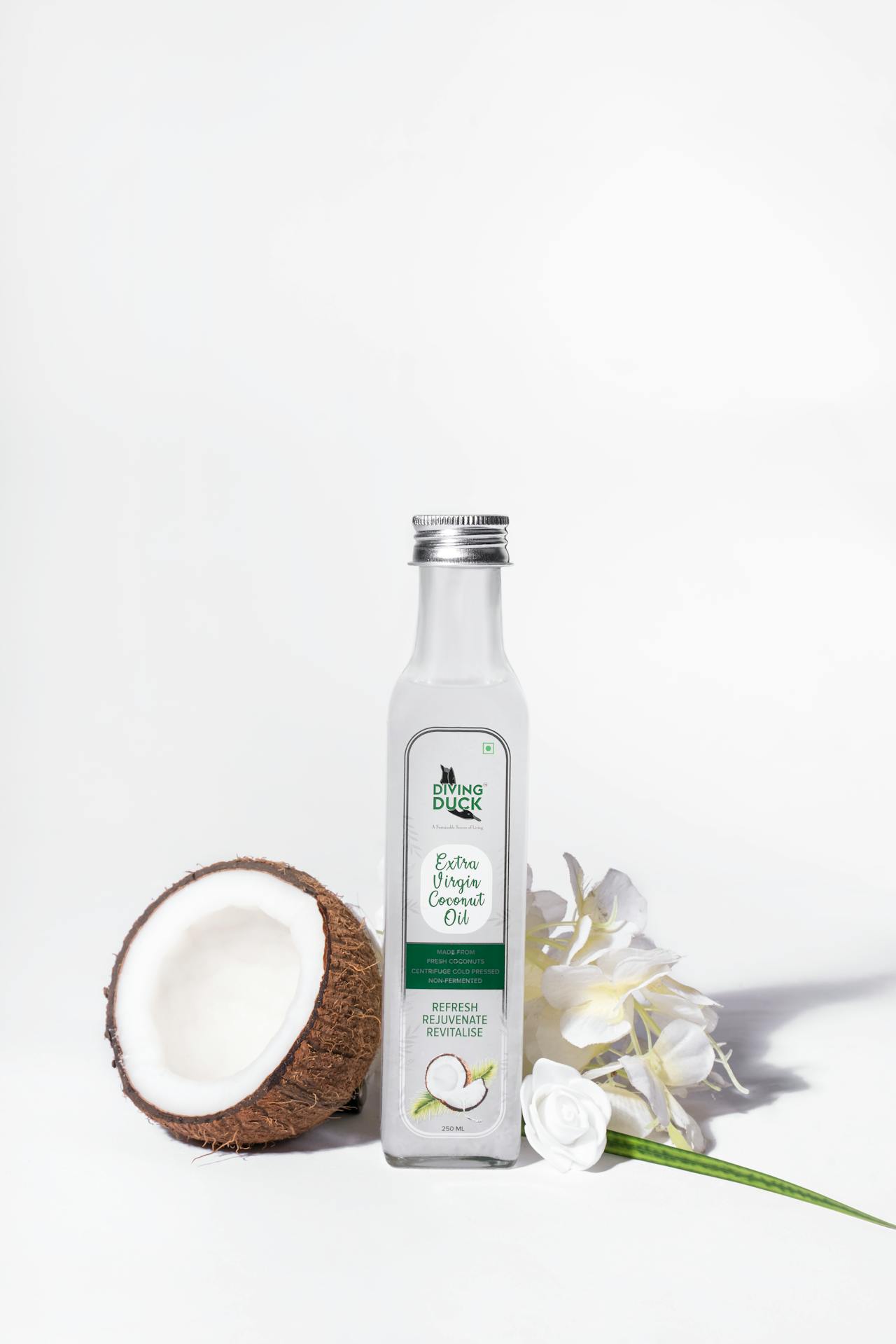 زيت جوز الهند مكون أساسي لتحضير زيت جسم لامع ومضيء في المنزل