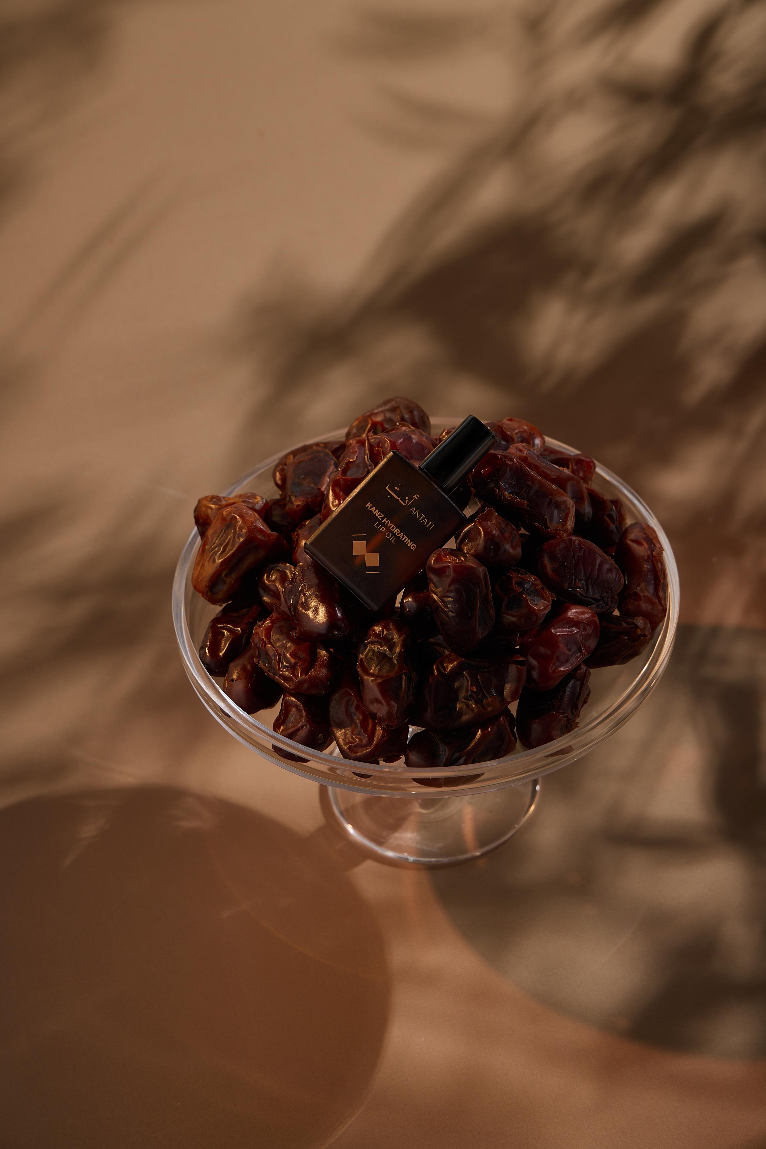 زيت صفا المجدّد للشفاه الممزوج بمستخلص التمر والمستوحى من طقوس شهر رمضان من علامة أنتَِ