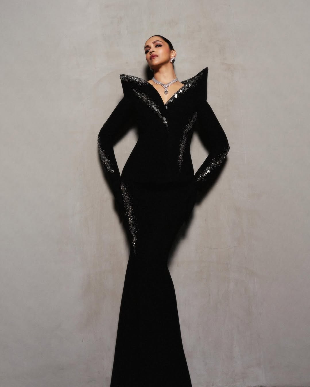  زين التصميم بتطريز الخرز الفضي البراق