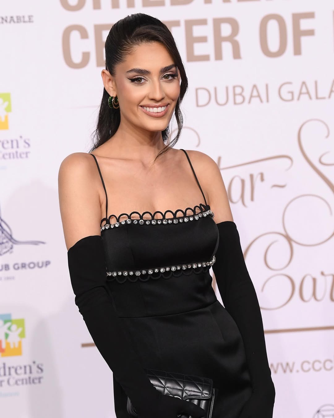 زين بفستان سهرة طويل باللون الأسود حمل توقيع Nafsika Skourti