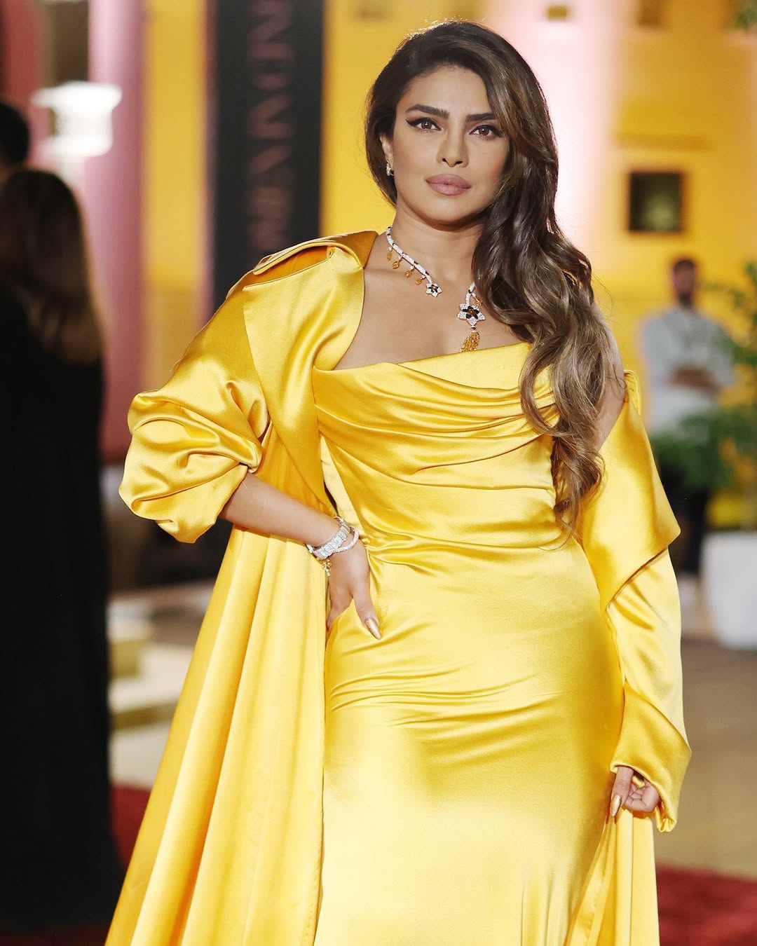 زين فستان بريانكا شوبرا بقطعة متصلة على شكل وشاح طويل