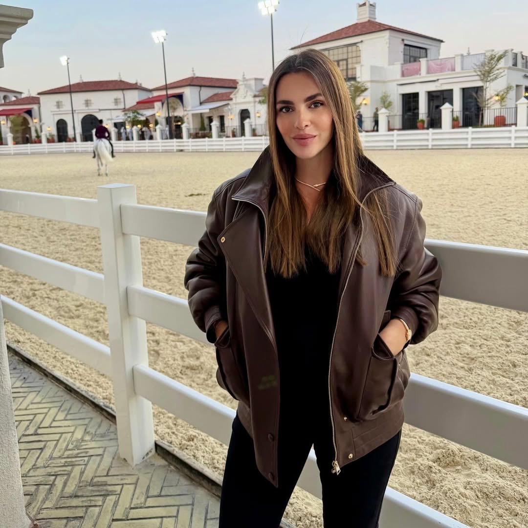  زين قطامي بالبنطال باللون الأسود وجاكيت منتفخ 