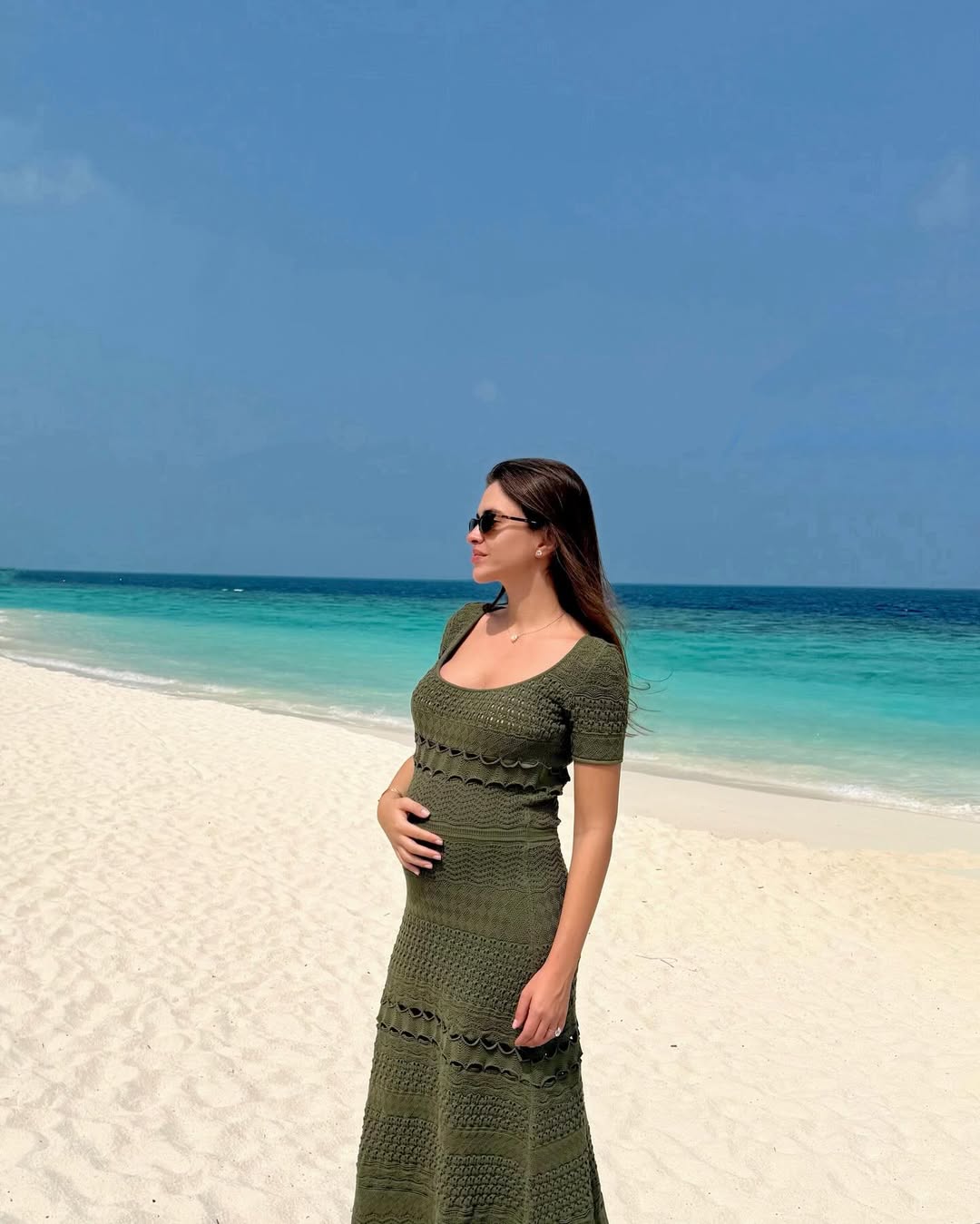  زين قطامي بصيحة فستان طويل باللون الأخضر محبوك بقصة الكروشيه