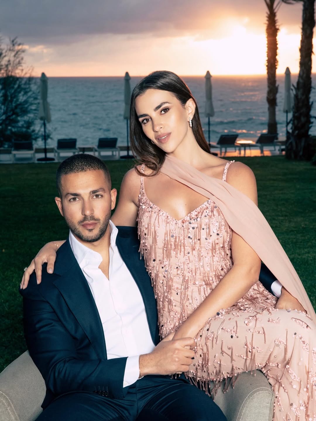 زين قطامي بفستان نيود مجسم بالحمالات الرفيعة جاء مزينا بالشراشيب المنسدلة