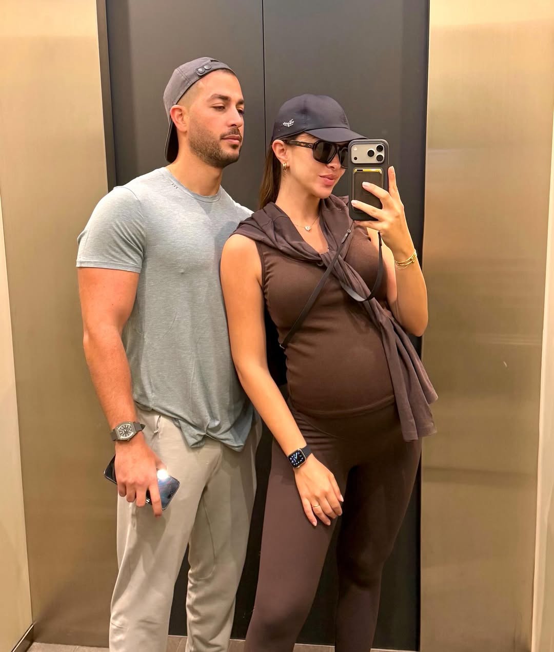 زين قطامي ترتدي إطلالة مريحة بستايل ليجن باللون البني،