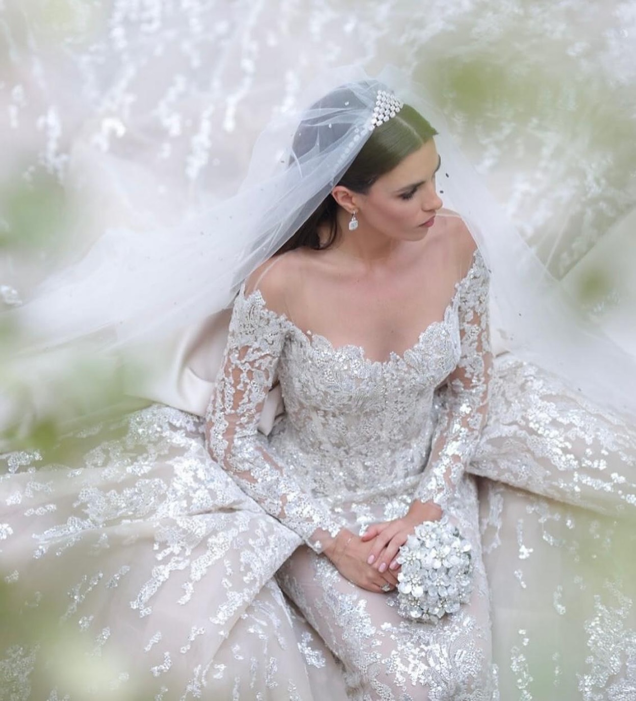 زين قطامي زوجة ابن إيلي صعب بمجوهرات فارهة من شوبارد Chopard في حفل عُرسها
