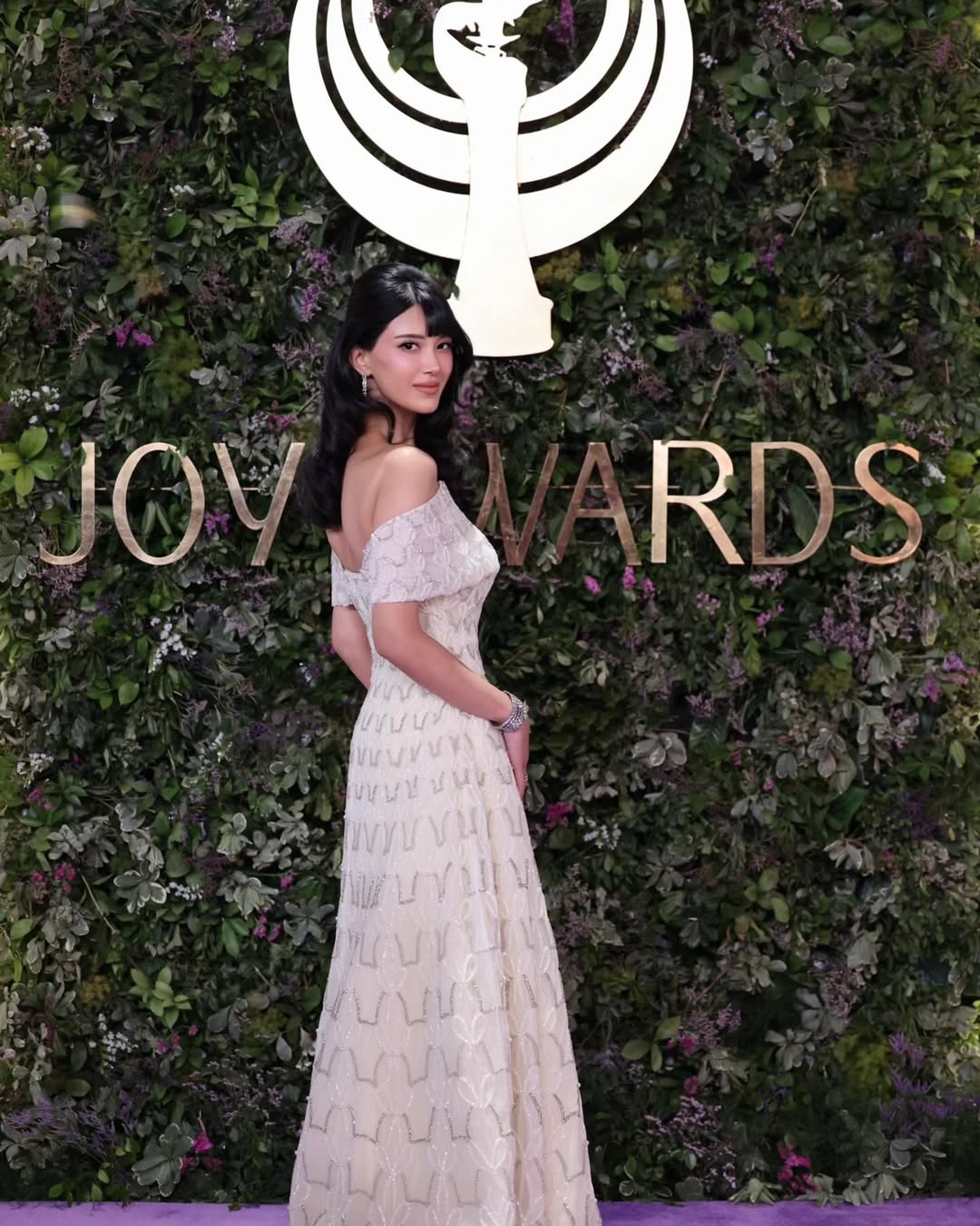 زينب البلوشي بإطلالة من توقيع خديجة السنيدي