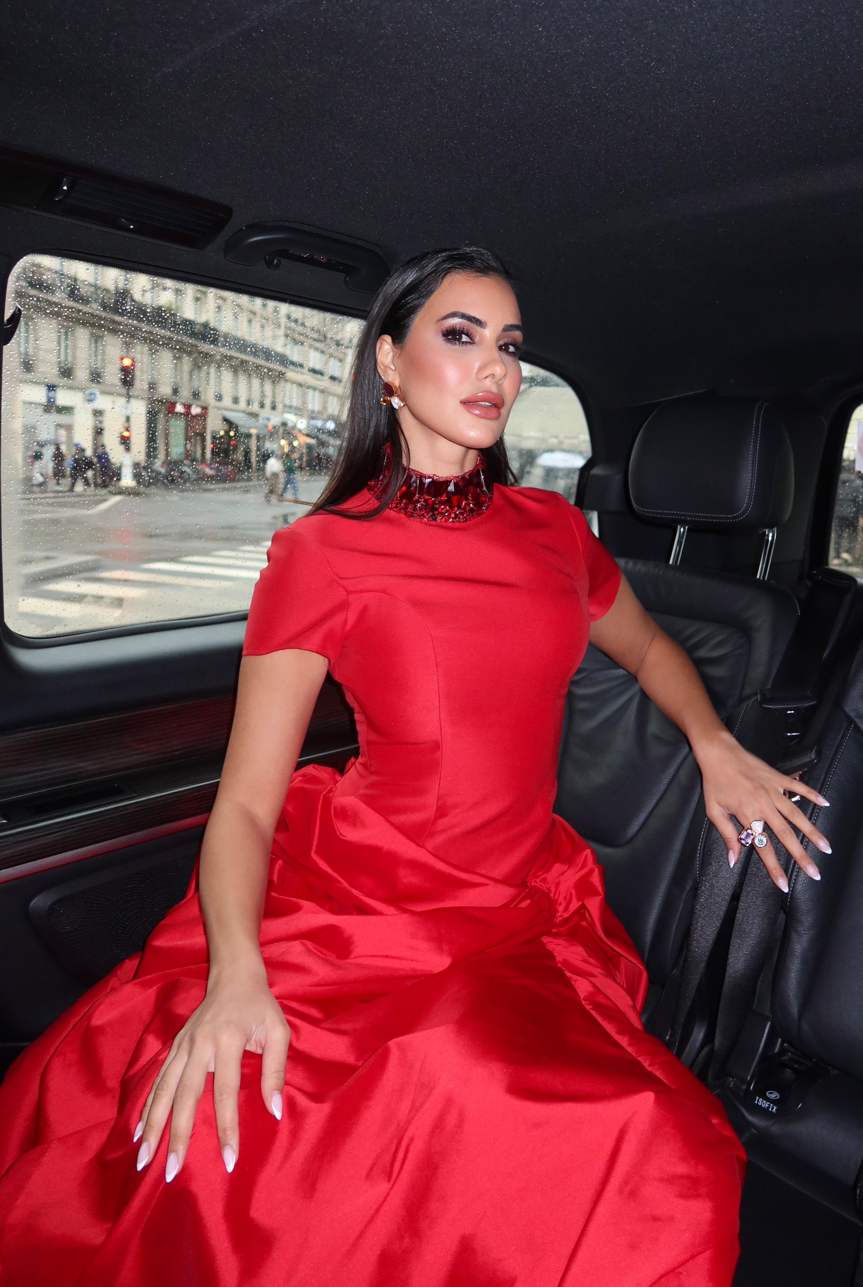 زينب عزام بإطلالة لافتة في أسبوع الموضة في باريس 2026